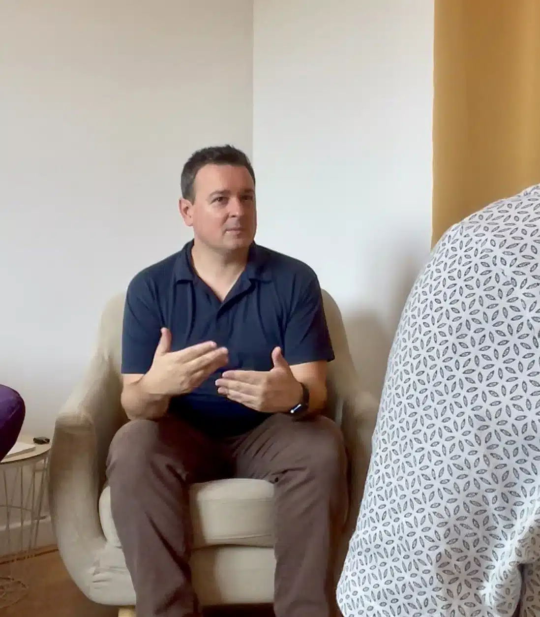 Portrait de Jean-Alexandre Evrard, psychanalyste à Lourdes, en séance